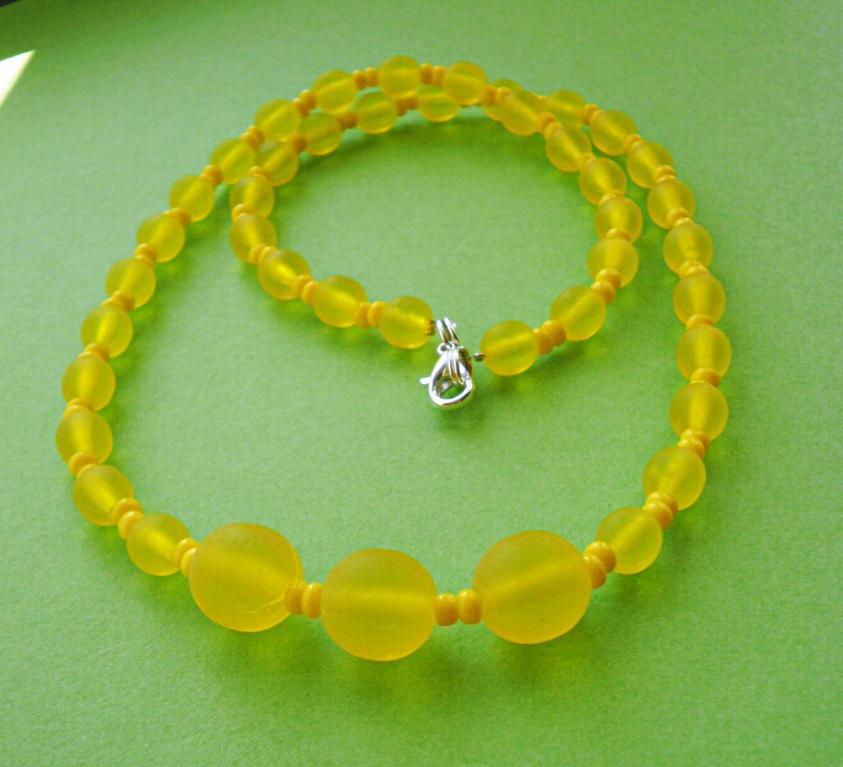 žlutě sluníčkově