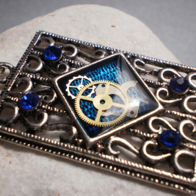 Modrý steampunkový náhrdelník s kamínky