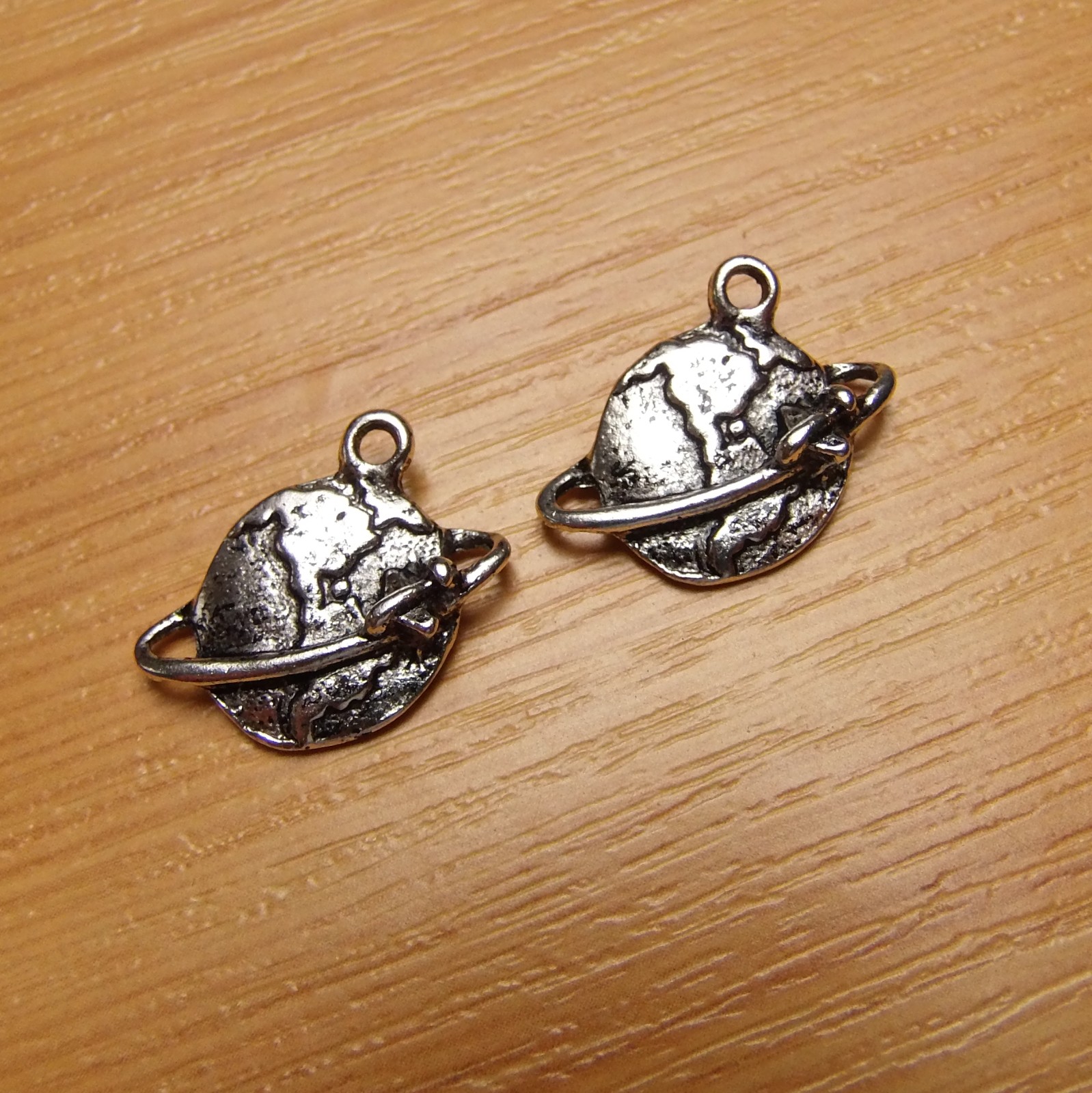 Globus -  starostříbro - 18mm x 20mm - 2 kusy  