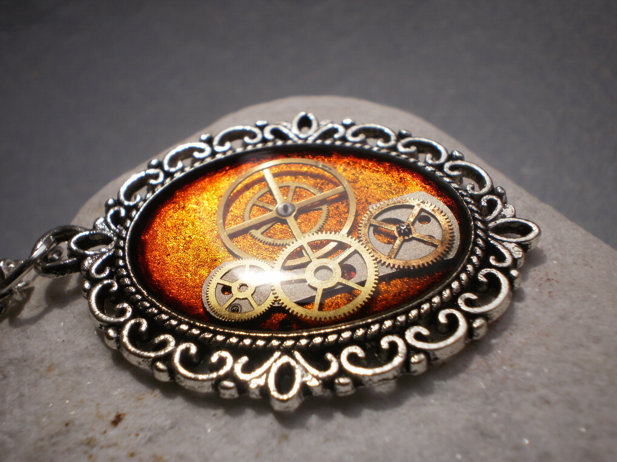 Oranžový steampunkový náhrdelník 