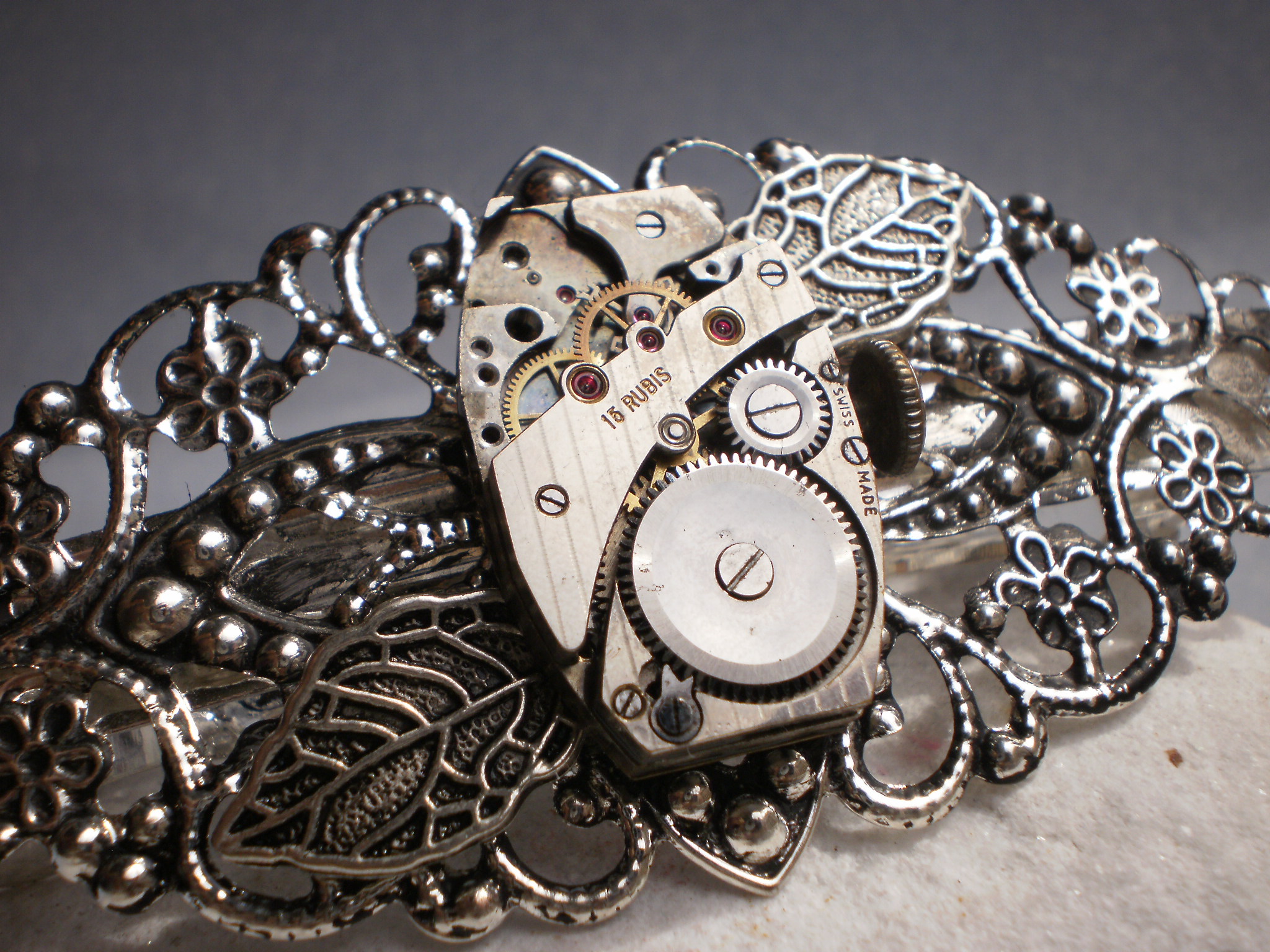 Steampunková spona do vlasů se strojkem