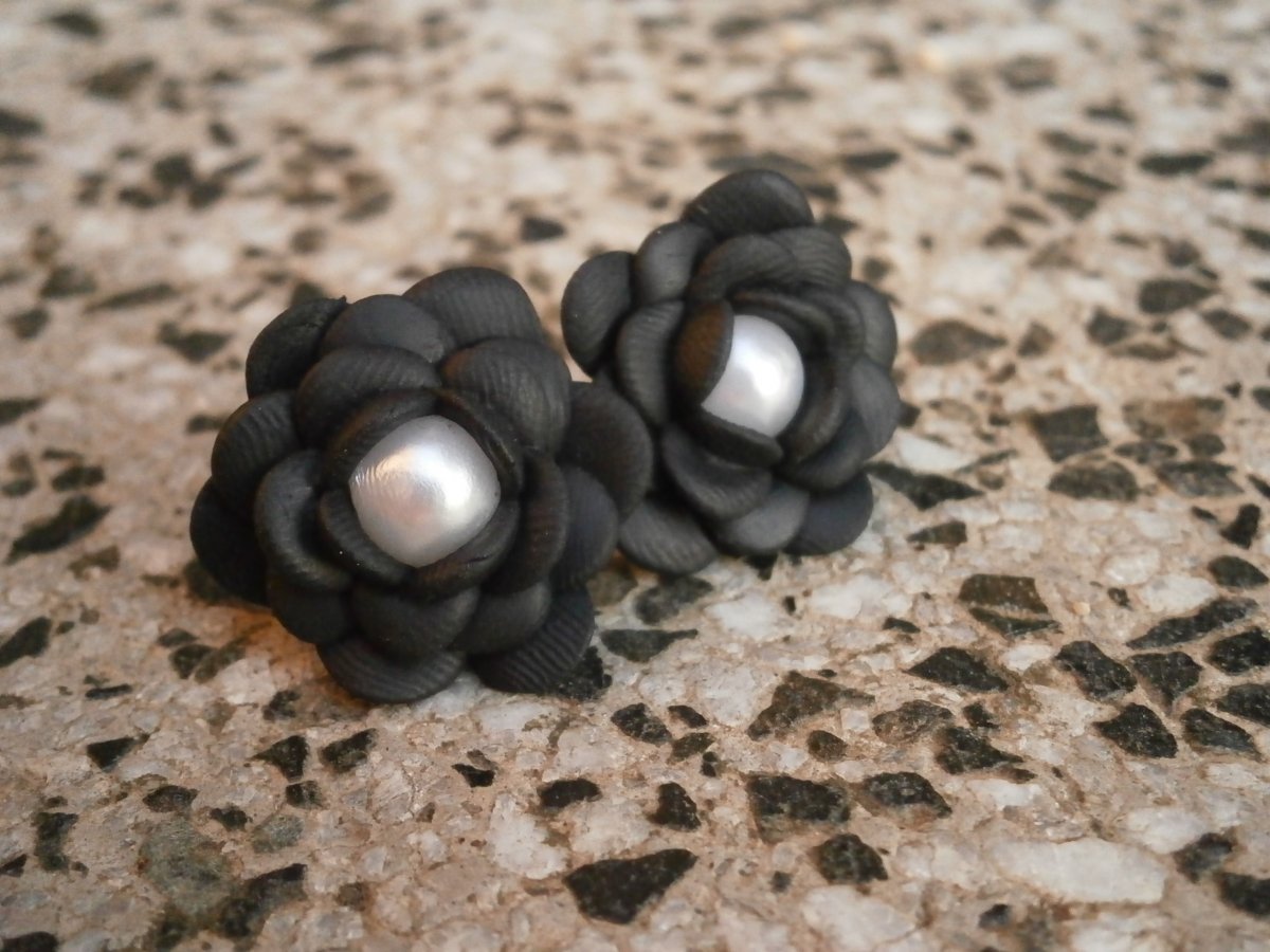 Náušnice černé s korálkem uvnitř - větší