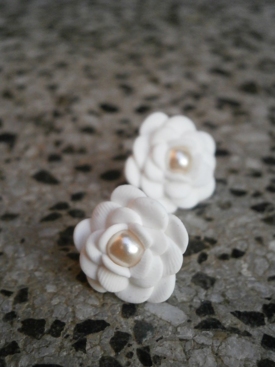 Náušnice bílé s korálkem uvnitř