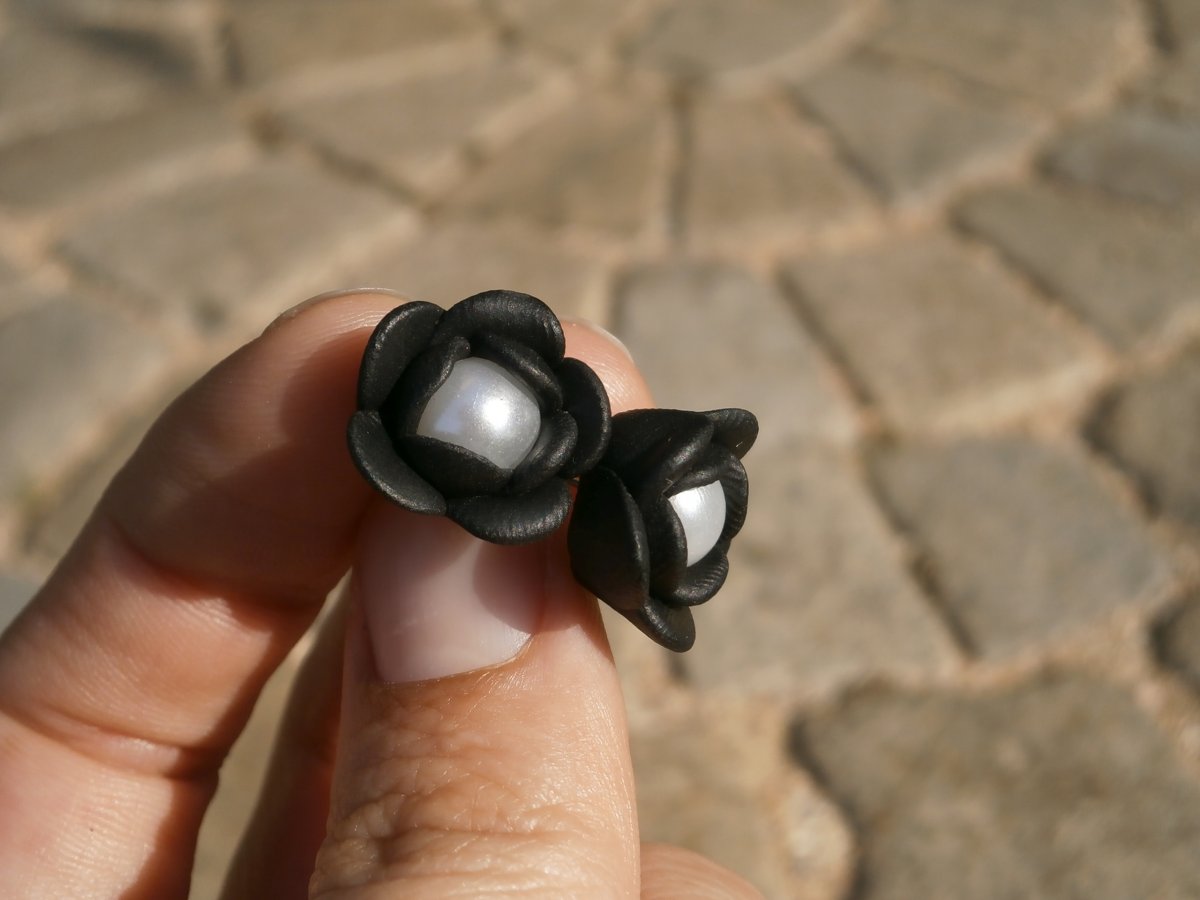 Náušnice černé s korálkem uvnitř