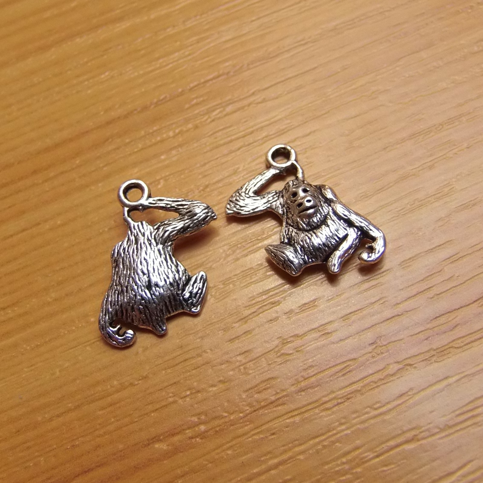 Gorila -  starostříbro - 18mm x 11mm - 2 kusy