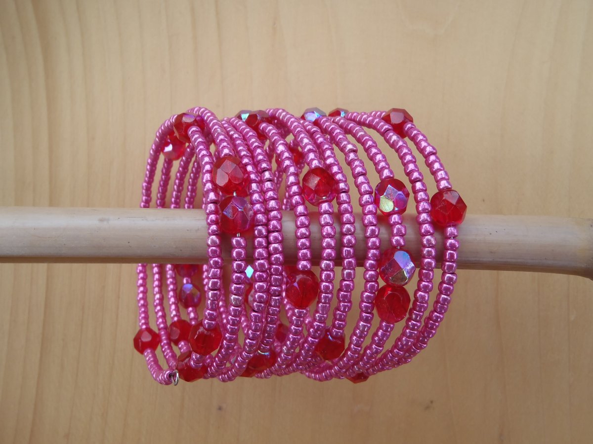 růžový s červenou