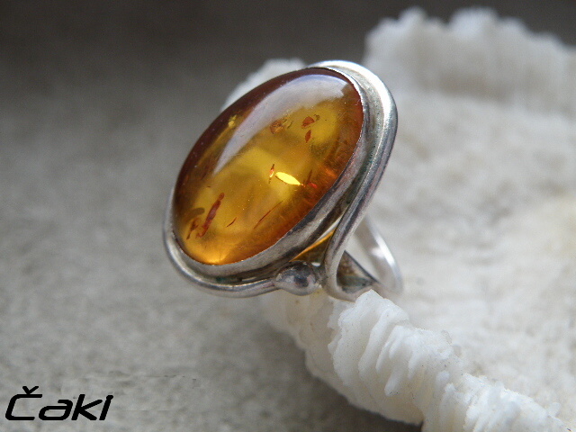 Jntarový prsten ve stříbře