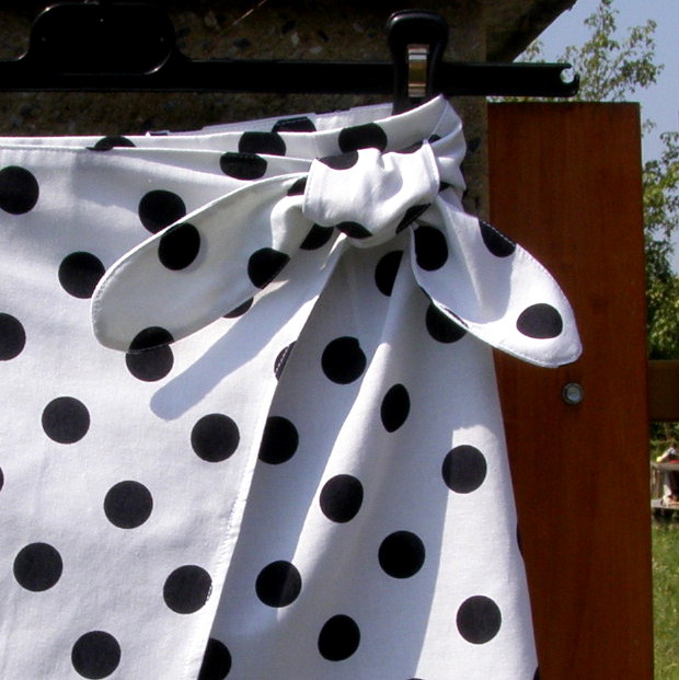 Dívčí polozavinovací sukénka puntíkatá = trošku retro