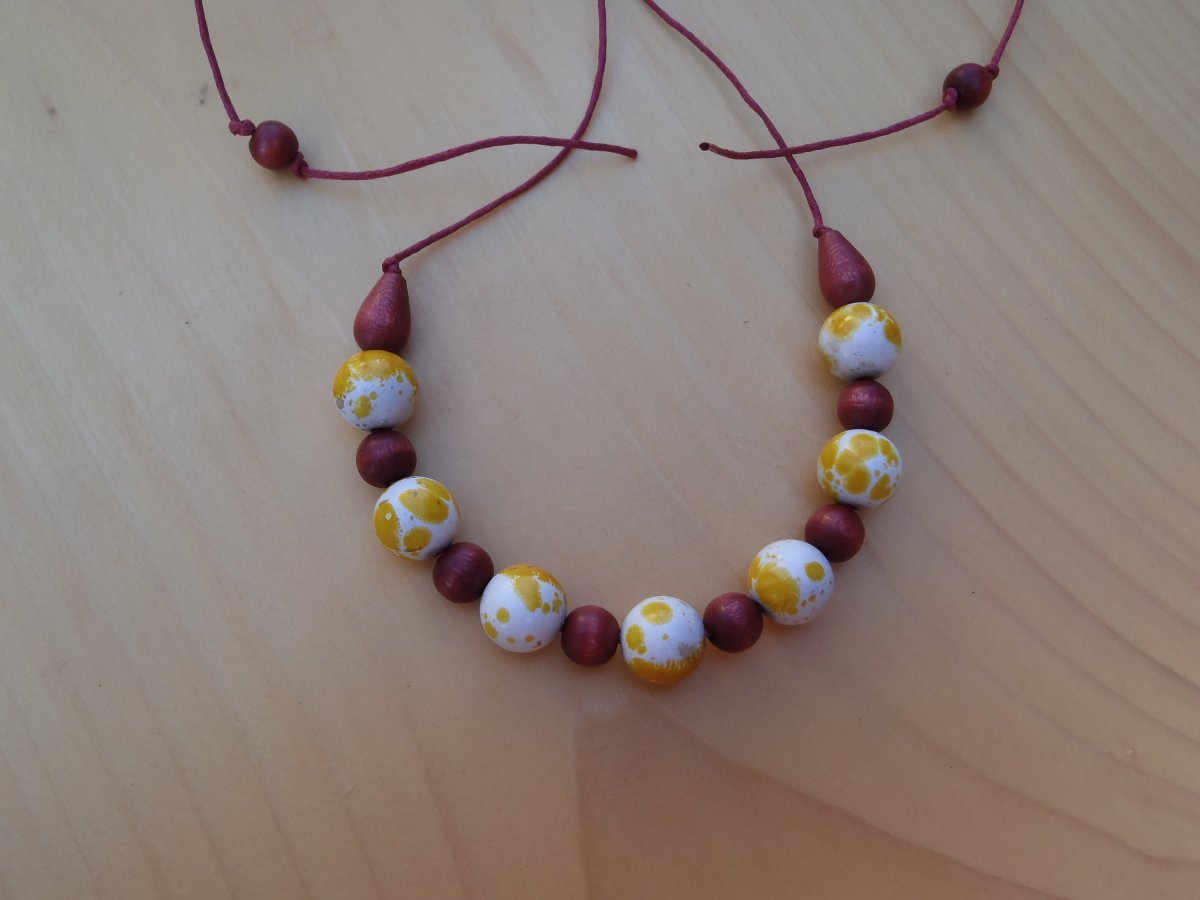 žluto kaštanové zavazovací korále