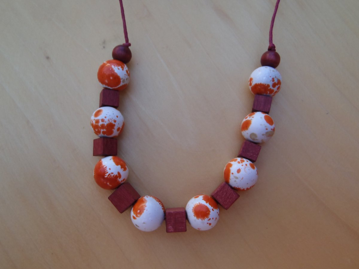 oranžovo kaštanové zavazovací korále