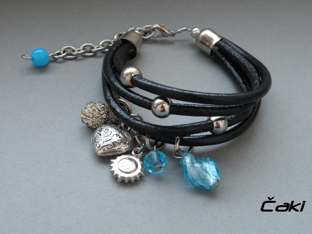 Kožený náramek s přívěskama-rezervace