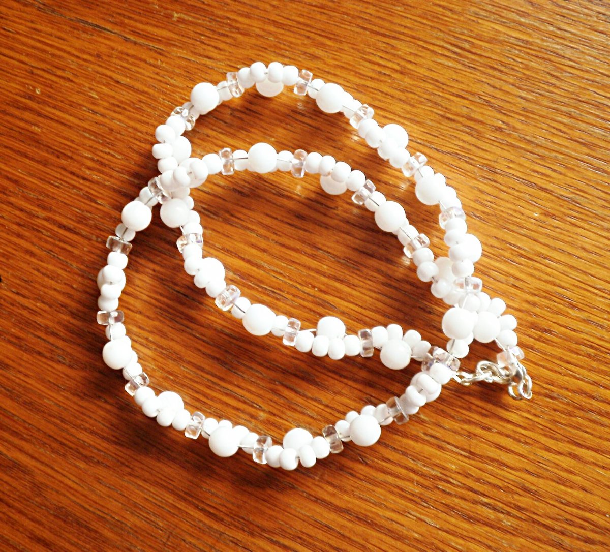 bílé vlnky na drátku