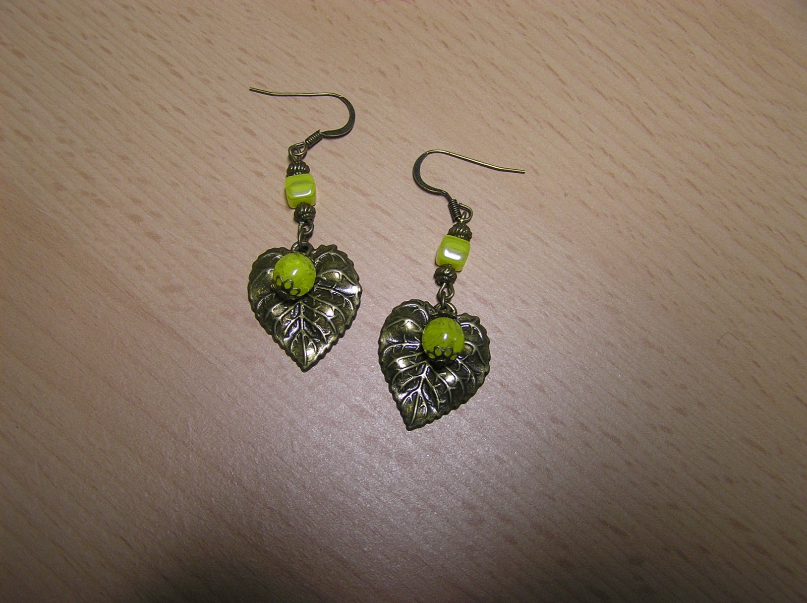 Náušnice lístečkové se žlutými plody.