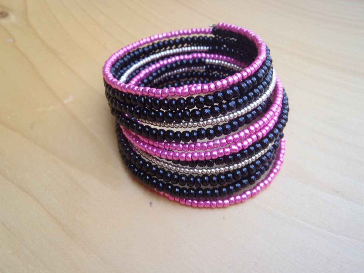 černý s růžovým leskem