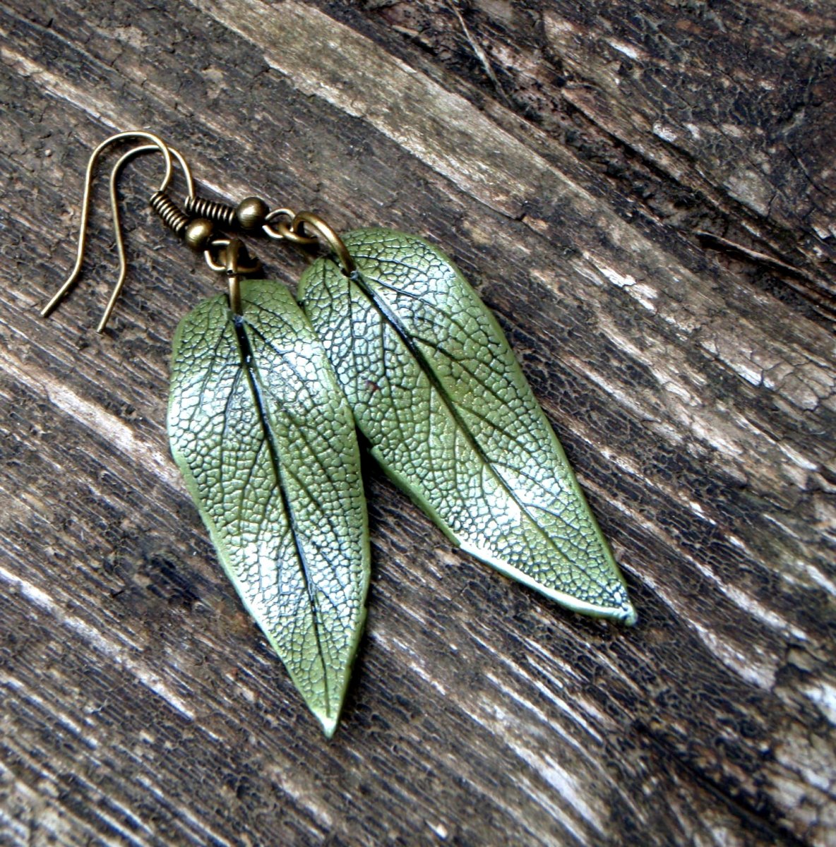 Šalvějové lístky s kovovým leskem