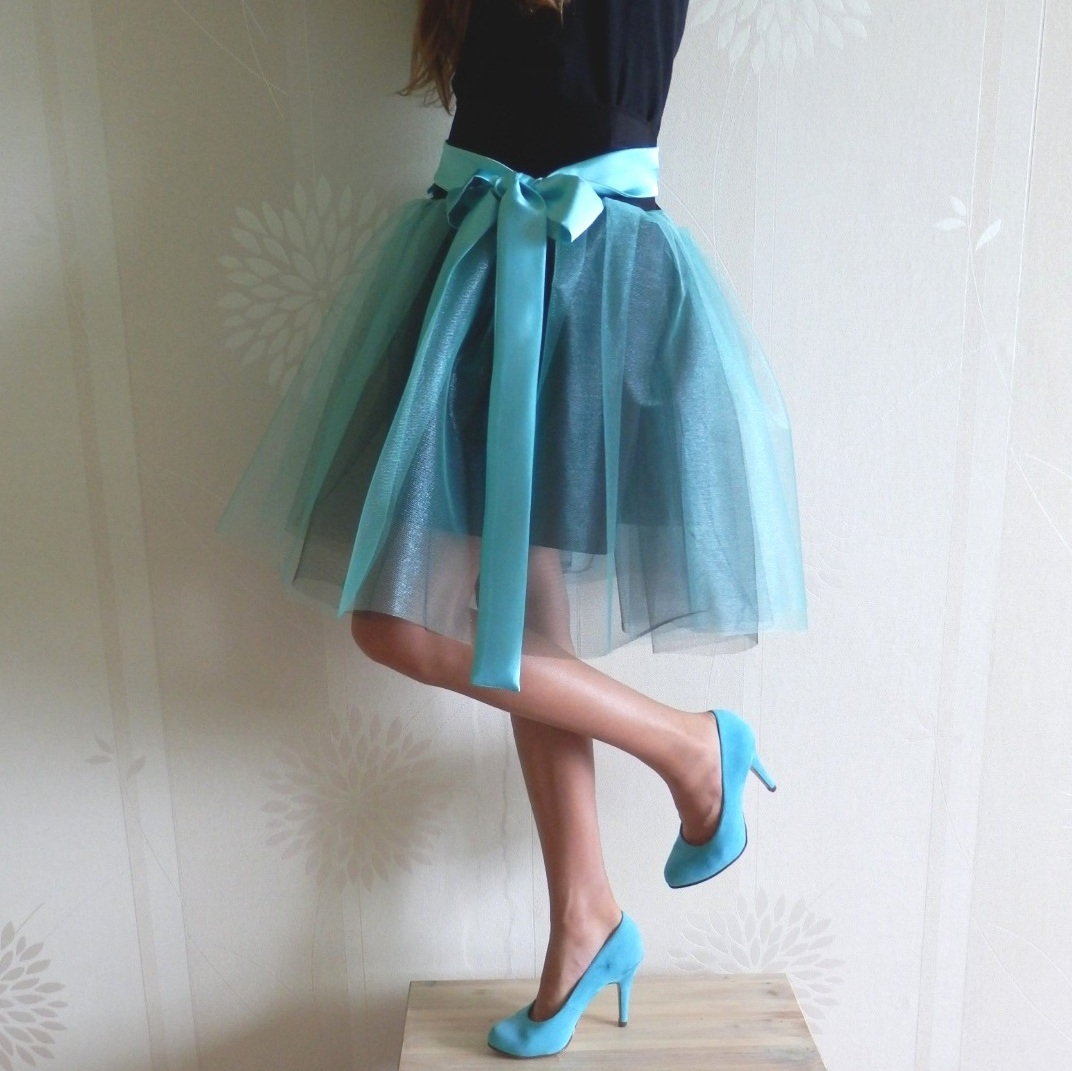 ***Tyrkysová se stuhou***