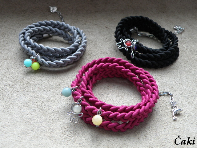 Barevné pletené náramky