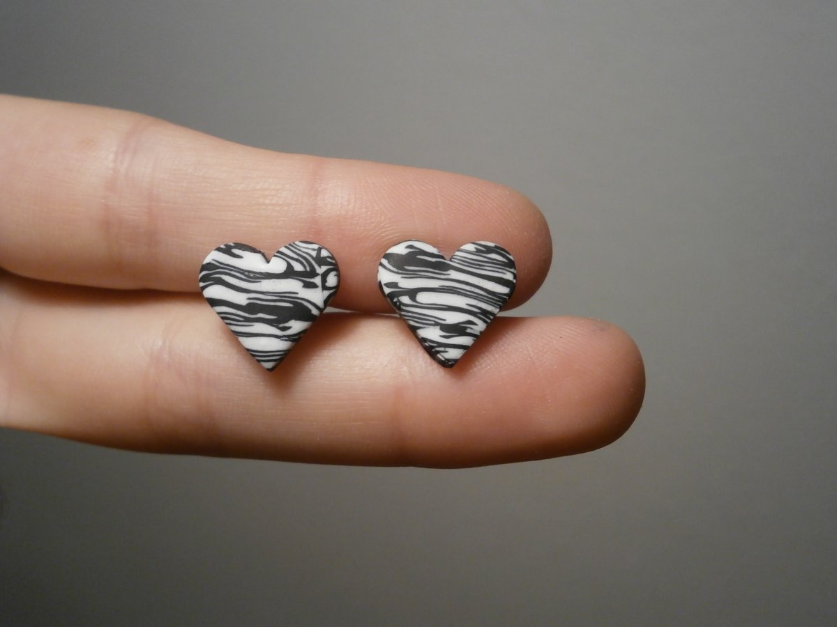 Náušnice srdíčka zebra
