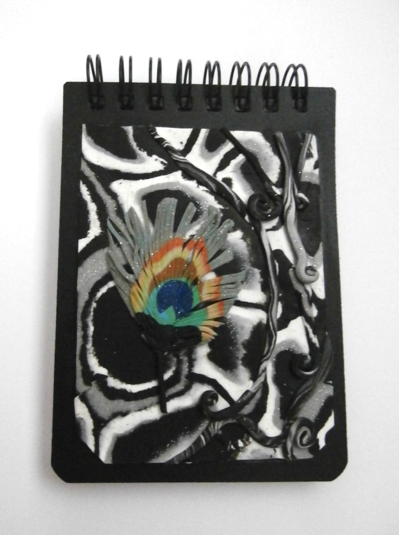 stylový notýsek s motivem pavího pera