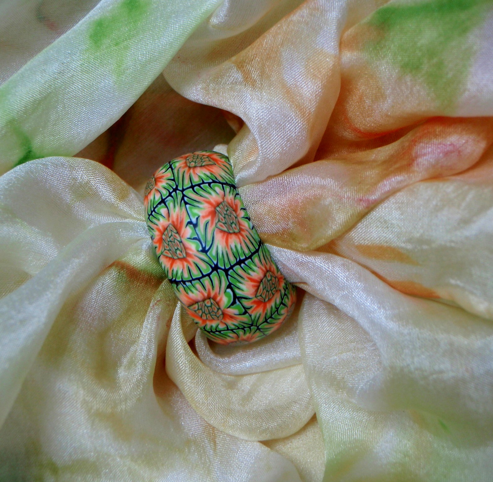 Oranžovozelený  šál se sponou