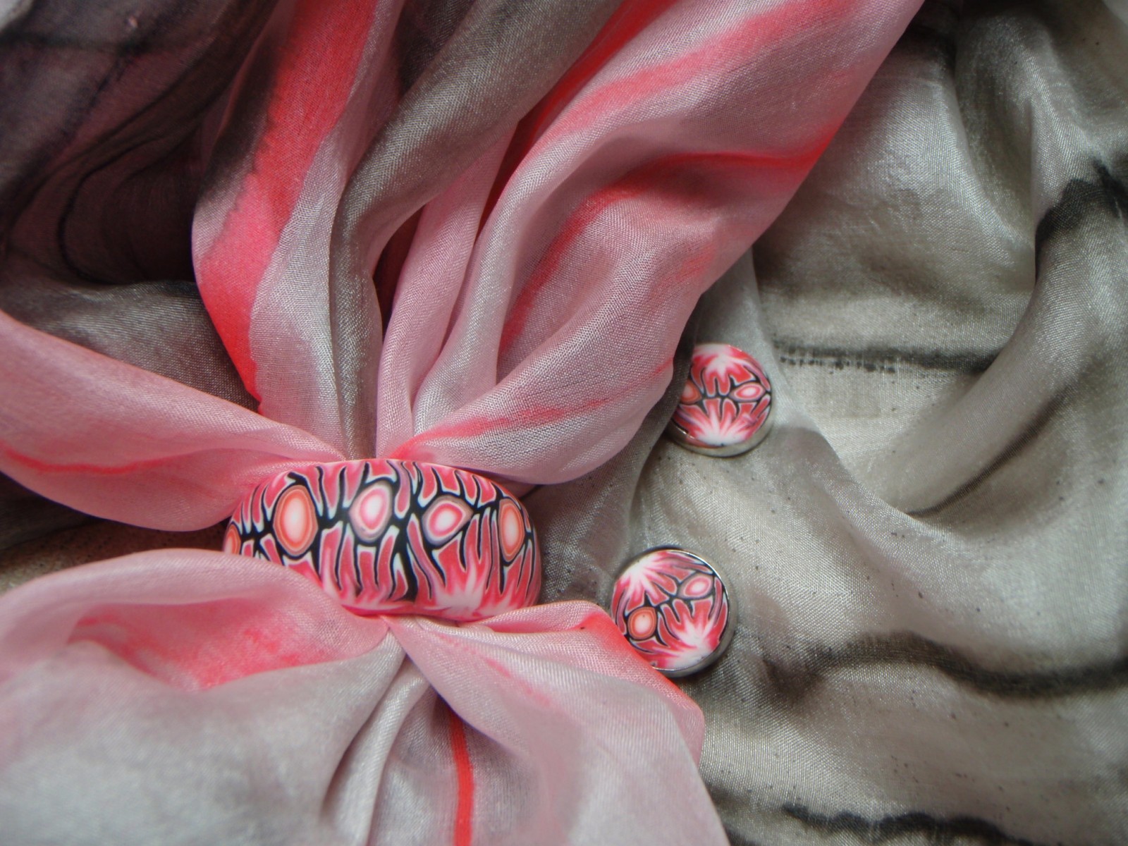 Růžovočerný  šál se sponou