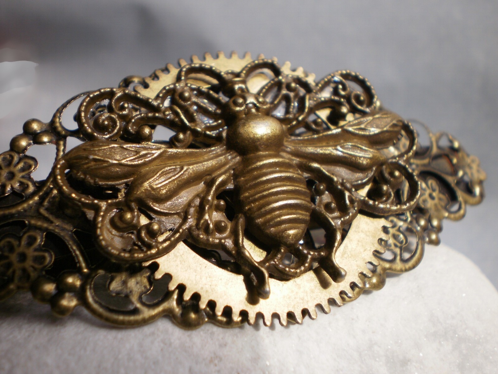 Steampunková spona do vlasů se včelou