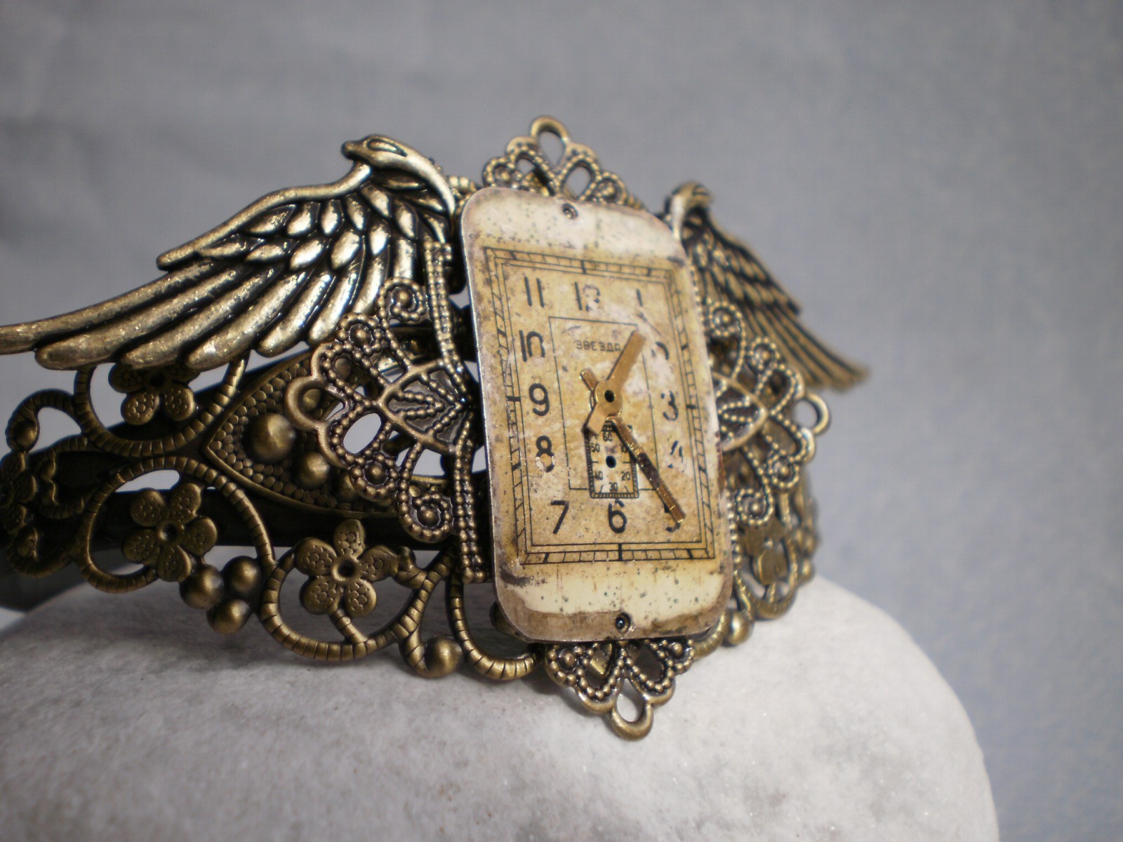 Steampunkový zdobený náramek s ciferníčkem