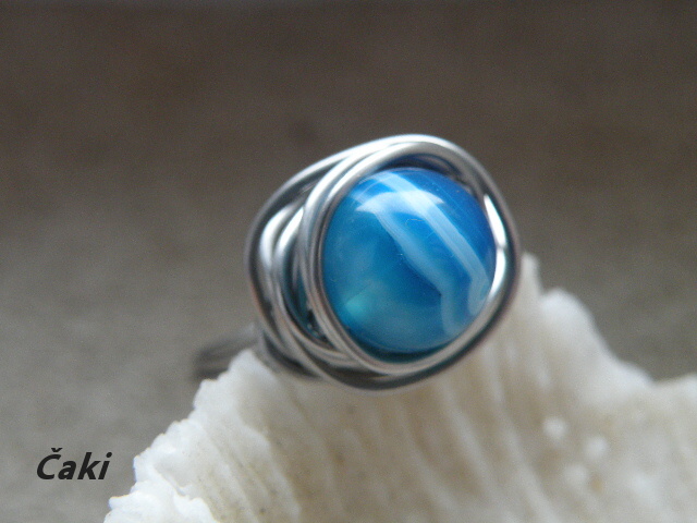 Achátek s modrobílým nádechem