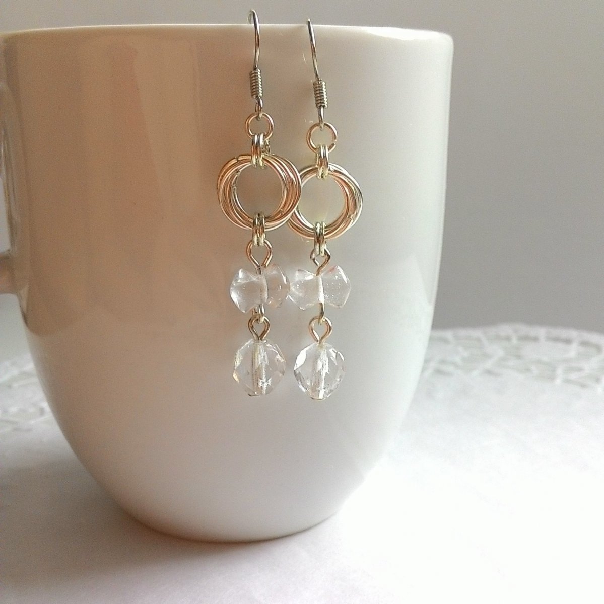 Dlouhé bílé hnízdečkové náušnice