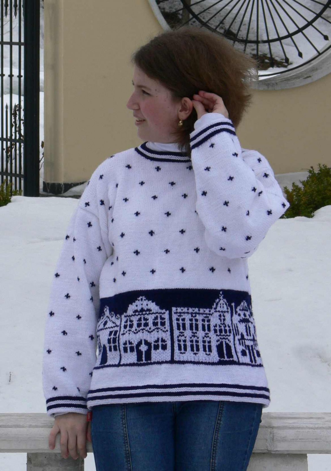 Bílý svetr s domečky