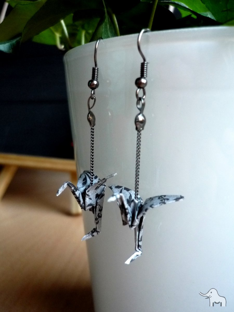 Papíroví plameňáci se houpají ve větru