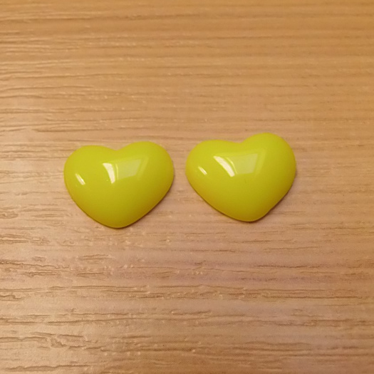 Resinové kabošony - srdíčka - 14x11 mm. Cena je za 2 kusy.