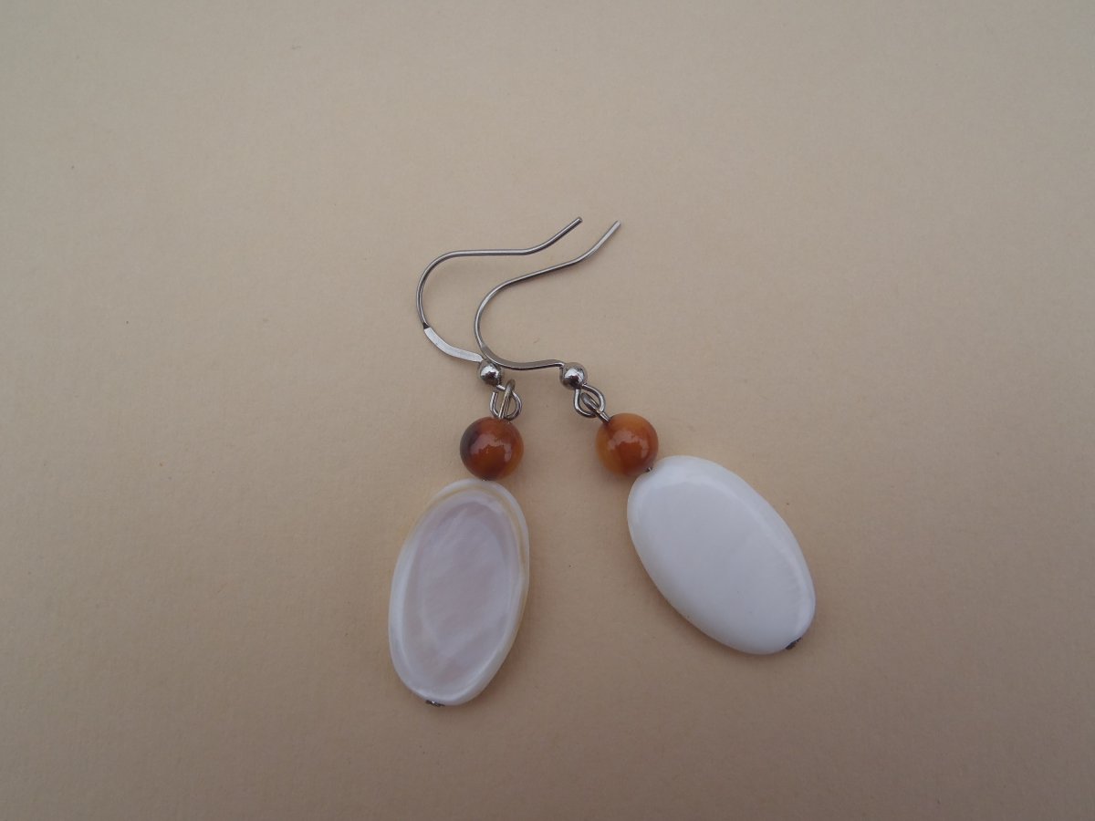 bílá a hnědá perleť, chirurgická ocel