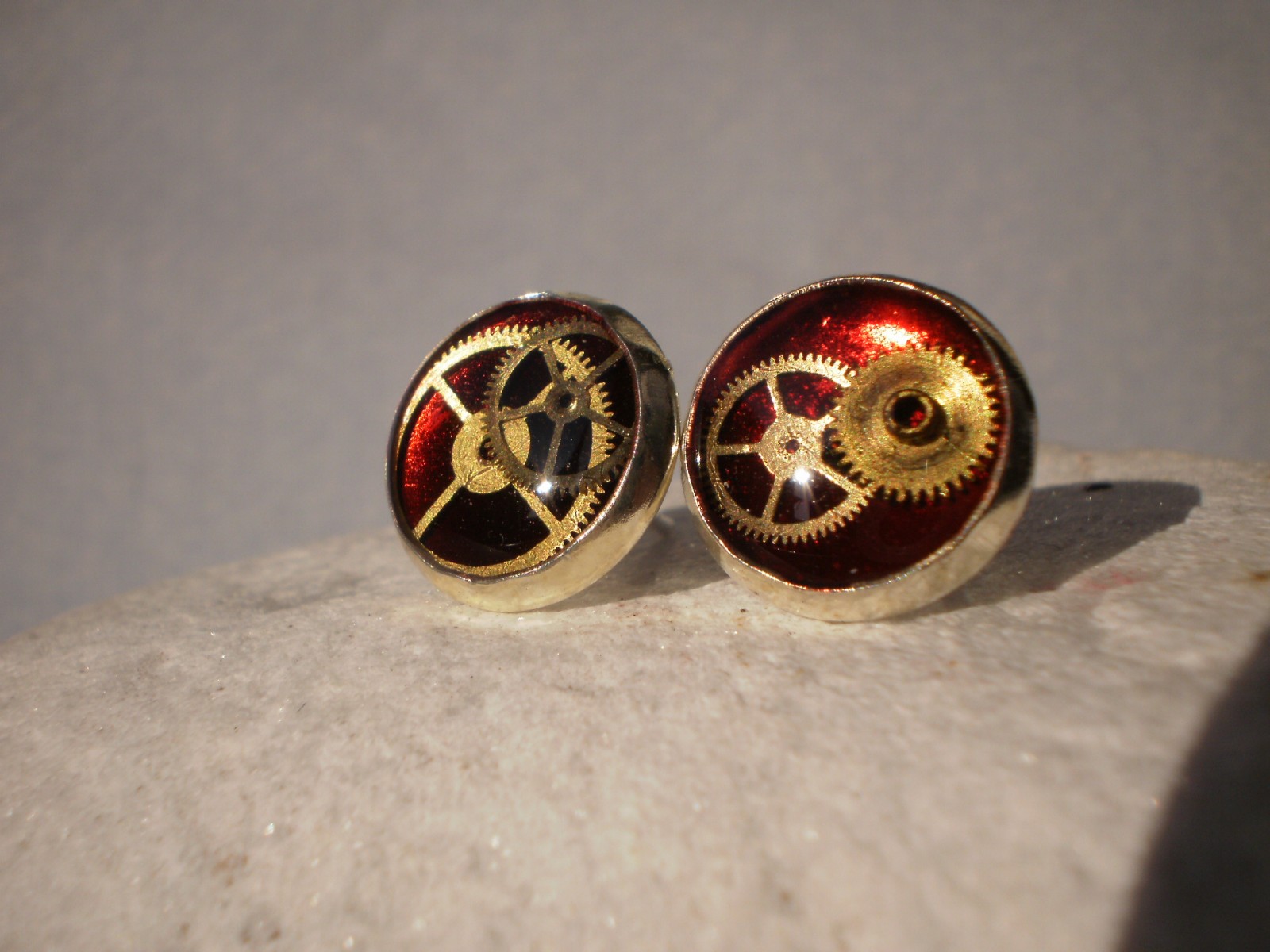 Červené steampunkové puzetky