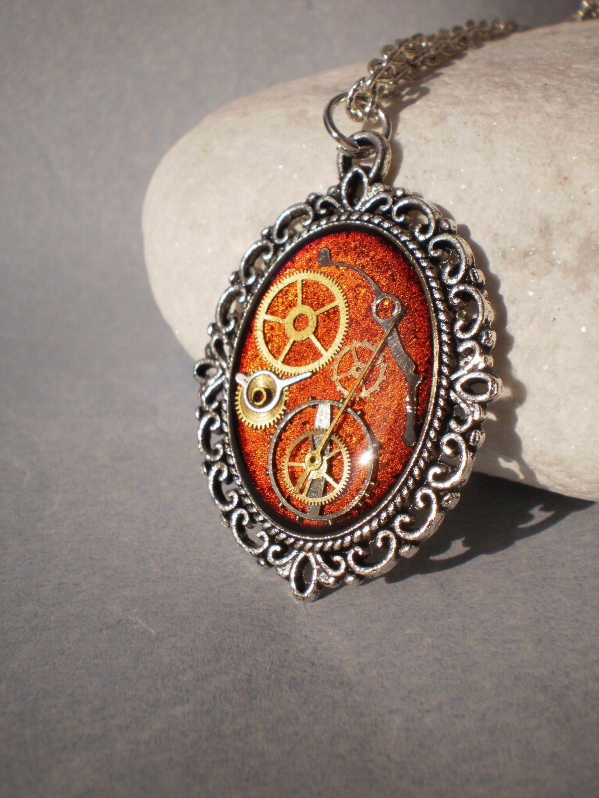 Oranžový steampunkový náhrdelník 