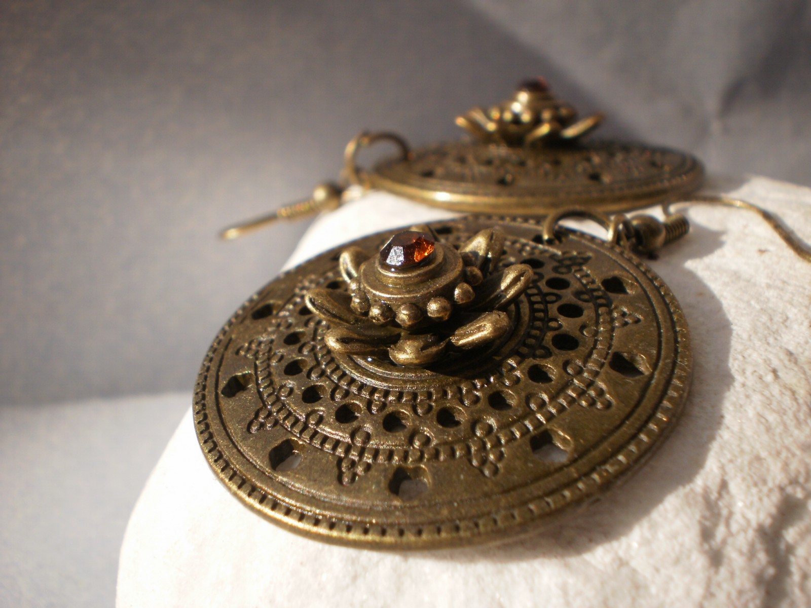 Steampunkové leknínové náušnice 