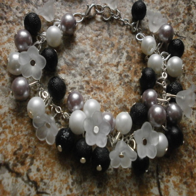 Odstíny šedi náramek