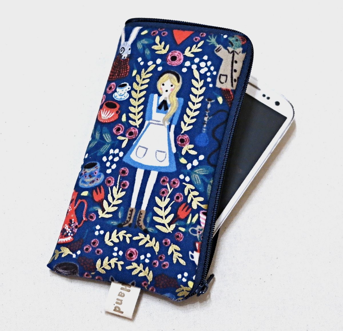 ALENKA V ŘÍŠI DIVŮ   - obal na mobil