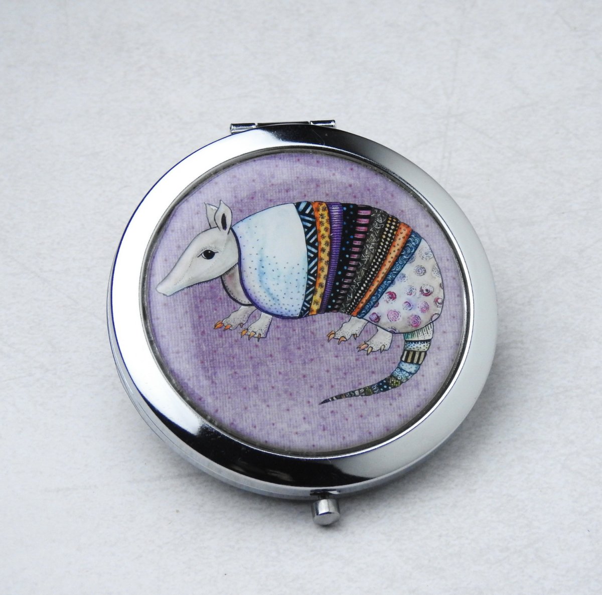 Pásovec ve fialové