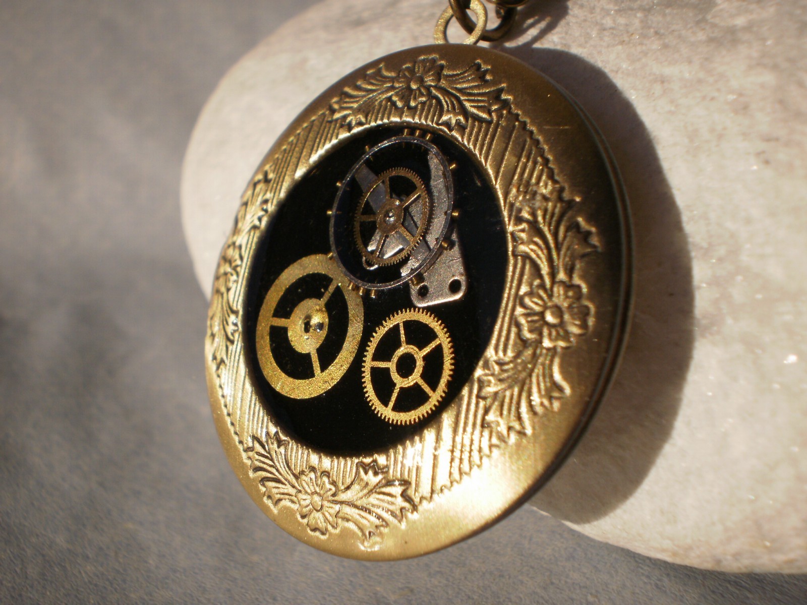 Steampunkový medailonek