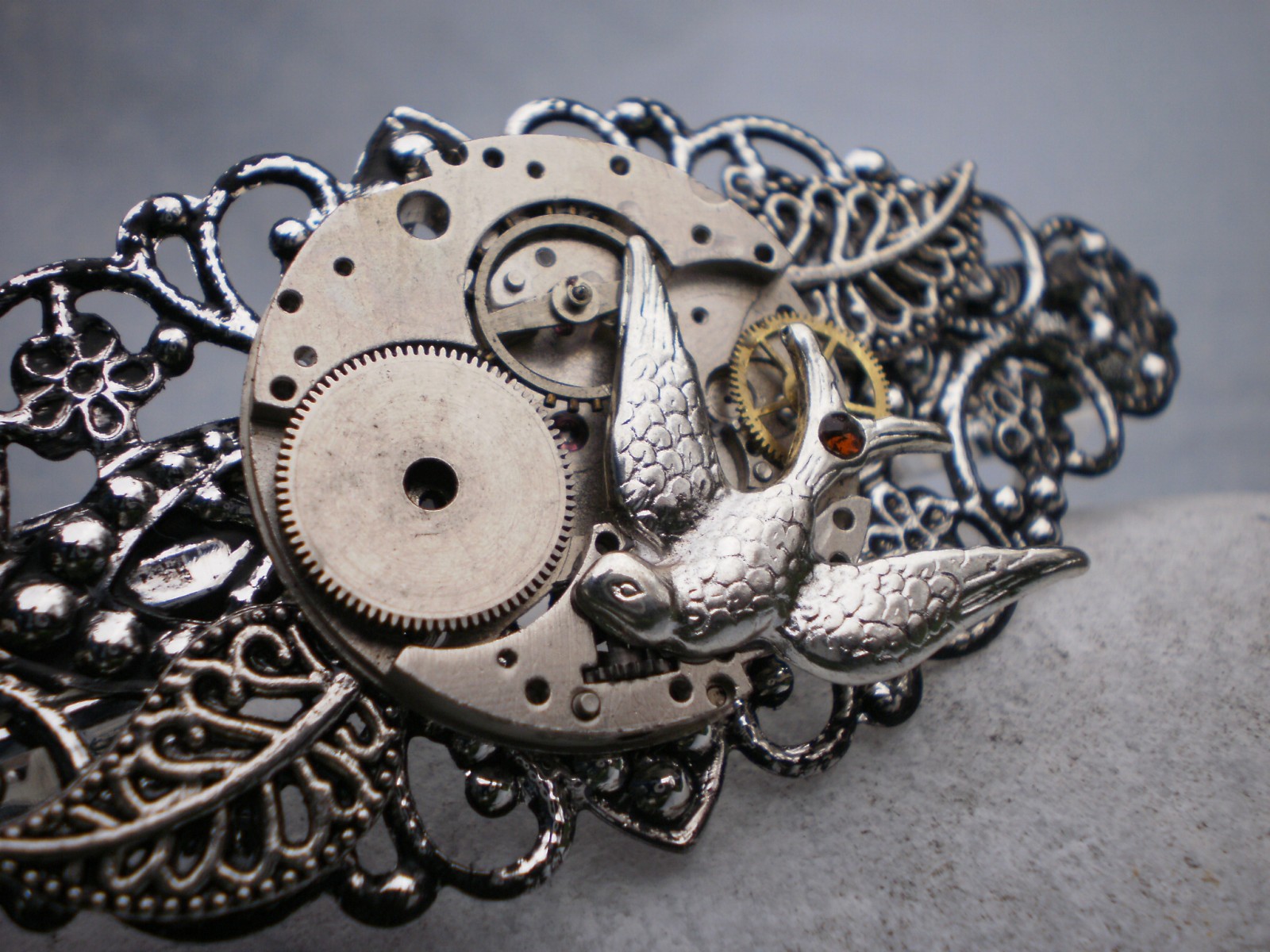 Steampunková spona do vlasů s holubičkou