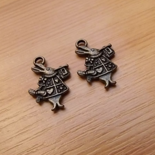 Králík z  Alenky v říši divů -19x14mm - starobronz
