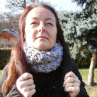 šedý nákrčník