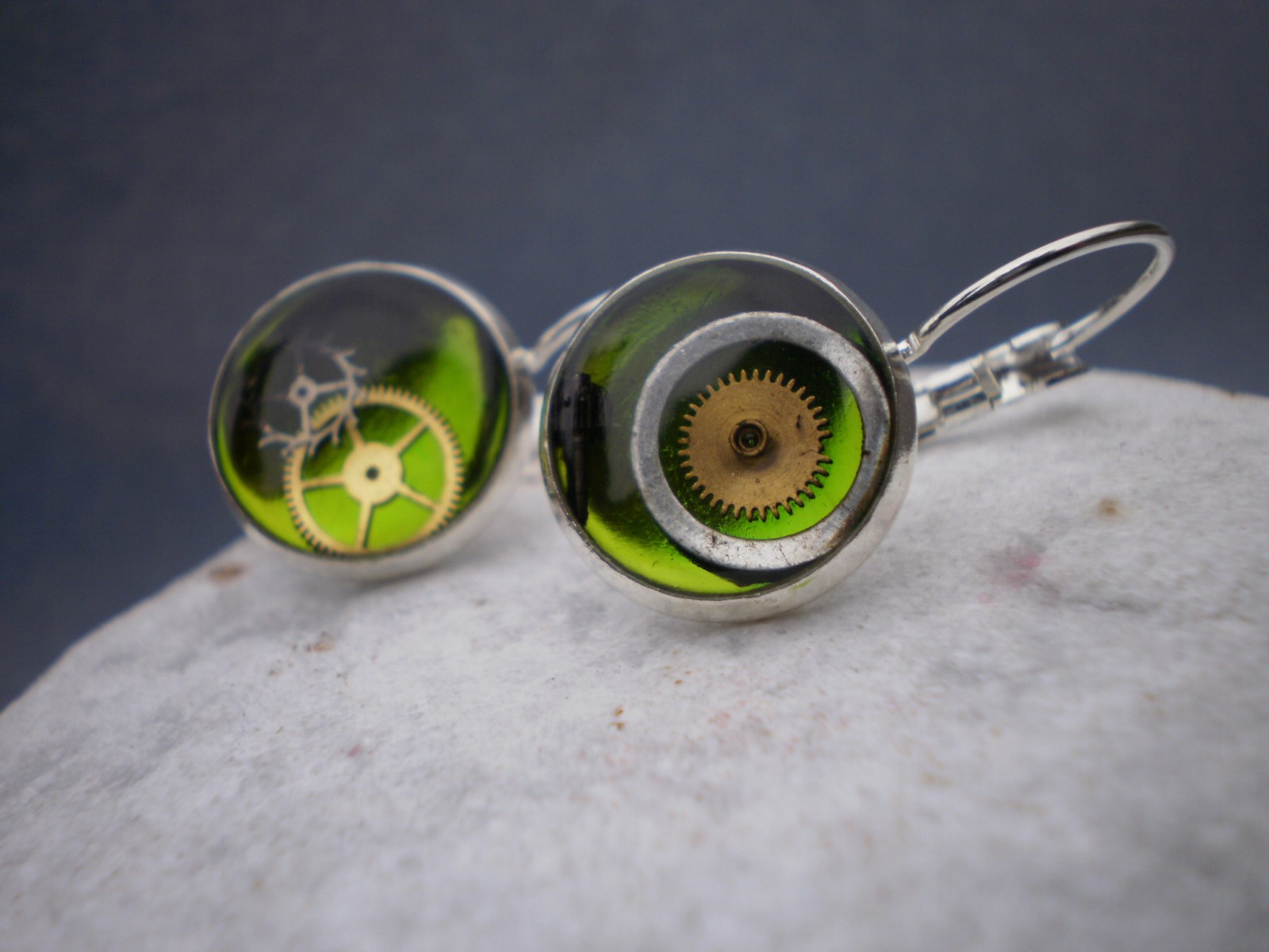 Steampunkové zelené náušnice