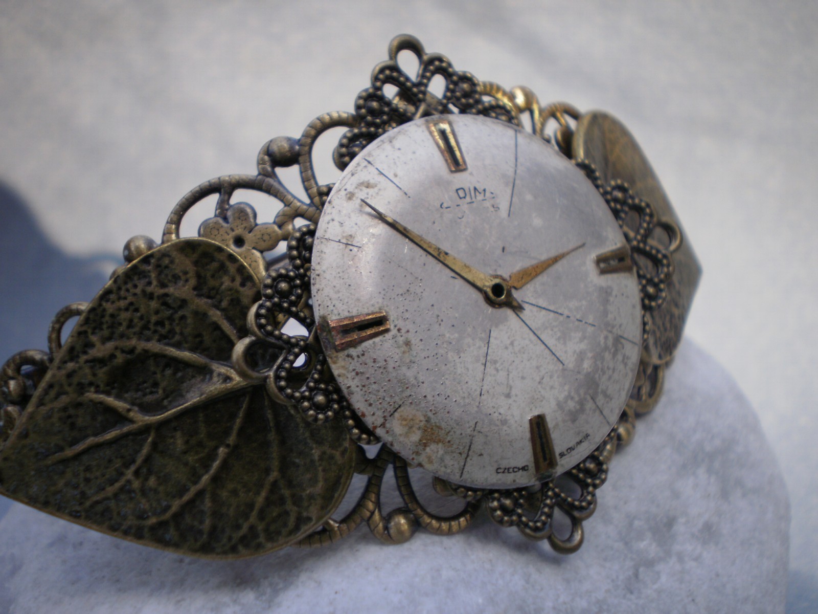 Steampunkový zdobený náramek s ciferníčkem