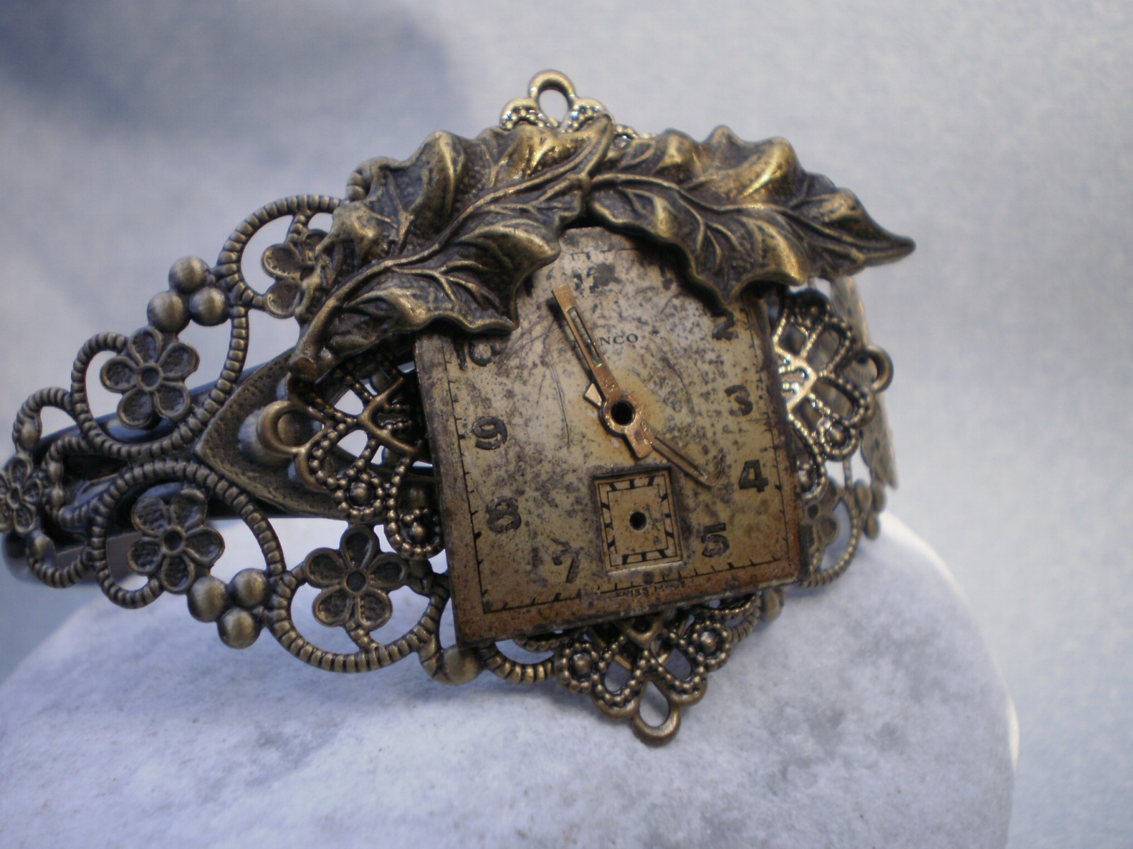 Steampunkový zdobený náramek s listy