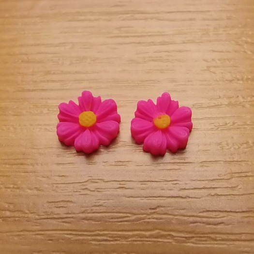 Resinový  kabošon - kytička - 9 x 8 x 3 mm.