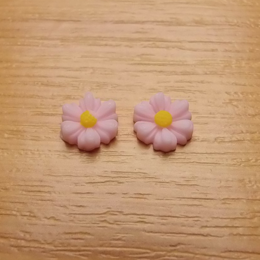 Resinový  kabošon - kytička - 9 x 8 x 3 mm.