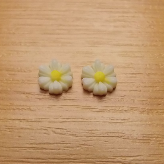 Resinový  kabošon - kytička - 9 x 8 x 3 mm.