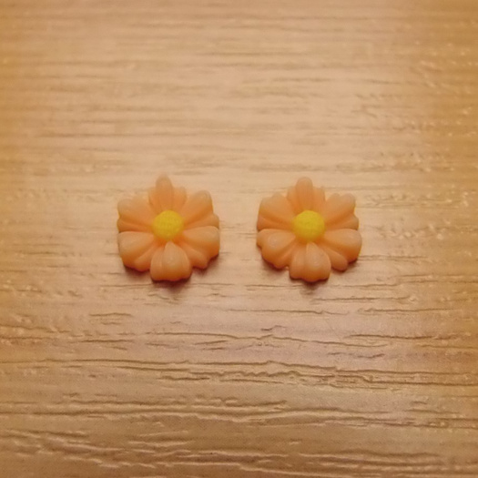 Resinový  kabošon - kytička - 9 x 8 x 3 mm.